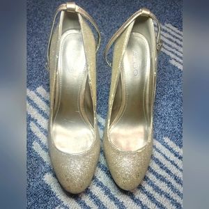 Aldos size 39 gold heels